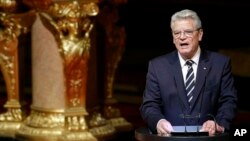 Presiden Jerman Joachim Gauck berpidato dalam peringatan pembantaian orang Armenia oleh Kesultanan Turki Utsmaniyah di Gereja Katedral Berlin (23/4). 