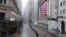 Khu vực Wall Street tại Thị trường Chứng khoán New York bình thường đông đúc nay vắng người (ảnh chụp ngày 13/4/2020.