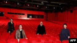 Miembros del jurado de la Berlinale, el importante festival de cine en Alemania, posan para la prensa en una sala vacía, con la modalidad a distancia en tiempos de coronavirus.