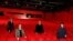 Miembros del jurado de la Berlinale, el importante festival de cine en Alemania, posan para la prensa en una sala vacía, con la modalidad a distancia en tiempos de coronavirus.