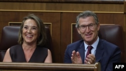 Alberto Núñez Feijoo, líder del Partido Popular, y la secretaria general de esa organización política, Cuca Gamarra, celebran la aprobación de una moción para reconocer a Edmundo González como presidente electo de Venezuela, en Madrid.