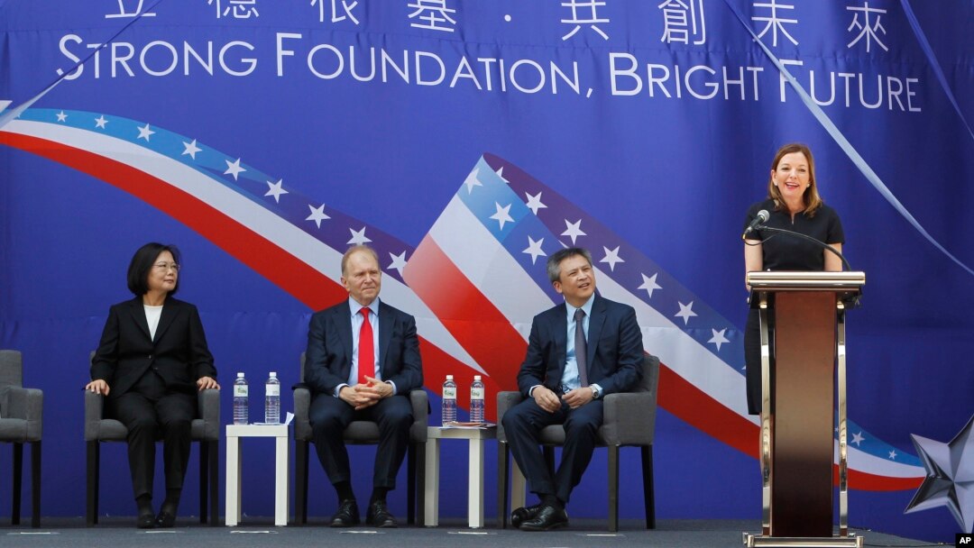 Asisten Menlu AS Marie Royce (kanan) memberikan pidato pada pembukaan kedutaan de facto Washington di Taipei, Selasa (12/6). 