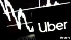 El logo de Uber visto en la pantalla de un teléfono inteligente, cuando la compañía de transporte se prepara para hacer su debut en Wall Street.