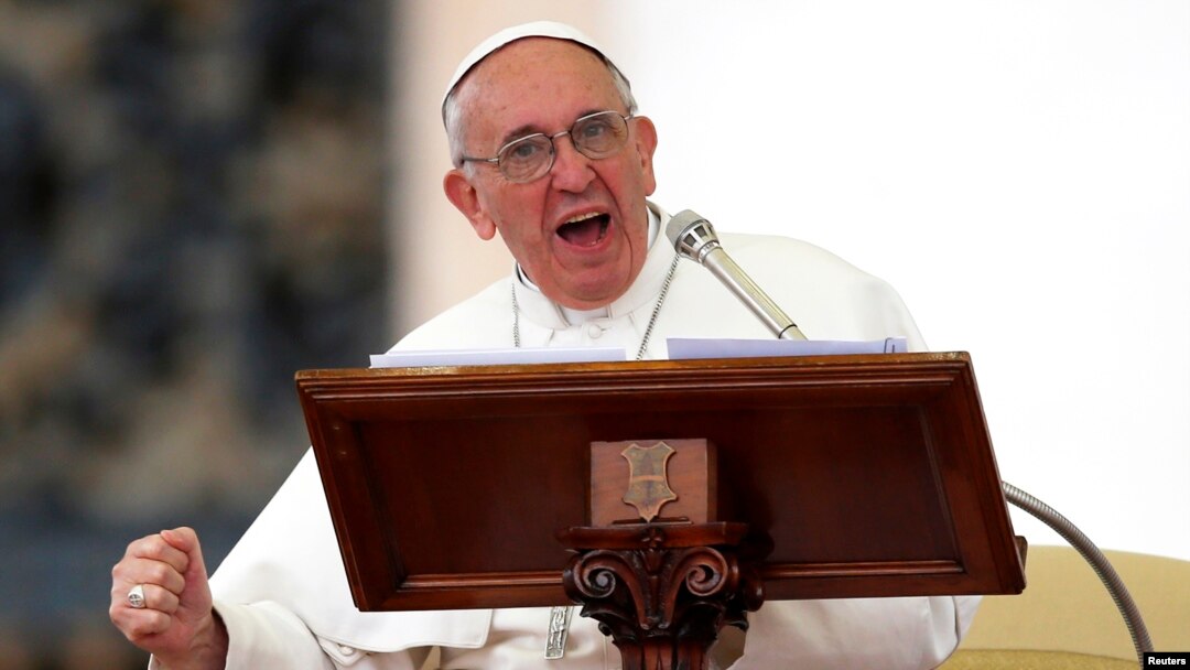 El papa Francisco dijo ante más de 150 mil personas en el Vaticano que el mundo de hoy está más preocupado por la plata que por las hambrunas.
