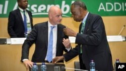 Gianni Infantino parle avec Issa Hayatou, à droite, lors de l’élection du président de la Confédération africaine du football (CAF), à Addis Ababa, le 16 mars 2017.