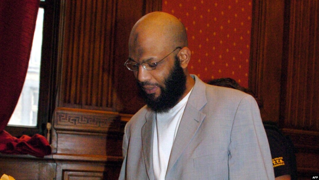 Tersangka militan al-Qaida, warga Tunisia Nizar Trabelsi, tiba di gedung kehakiman di Brussels pada 2004. (Foto: Dok)