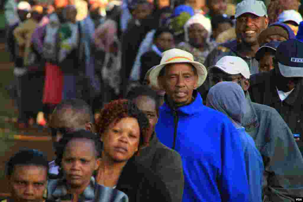 People reported standing in line for several hours before casting their vote in Kenya’s general elections in Gatundu, Kenya, March 4, 2013.” (J. Craigs/VOA)