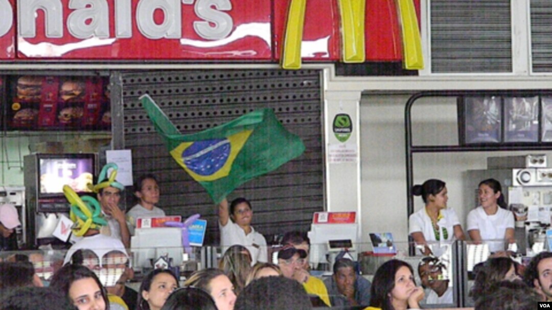 Los motivos para celebrar no fueron muchos, así que cuando el árbitro mostró la amarilla al portugués Coentrao, los fanáticos sacudieron banderas e hicieron sonar las bocinas.