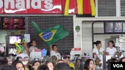 Los motivos para celebrar no fueron muchos, así que cuando el árbitro mostró la amarilla al portugués Coentrao, los fanáticos sacudieron banderas e hicieron sonar las bocinas.