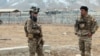 Fuerzas de seguridad afganas vigilan el exterior de una base militar luego de un atentado suicida con coche bomba en las afueras de la ciudad de Ghazni. Domingo, 29 de noviembre de 2020.