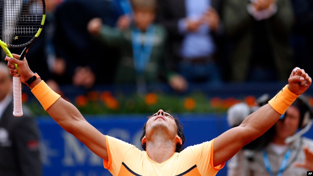 Rafael Nadal merayakan kemenangannya atas Fabio Fognini dari Italia dalam turnamen Barcelona Terbuka (22/4). (AP/Manu Fernandez)
