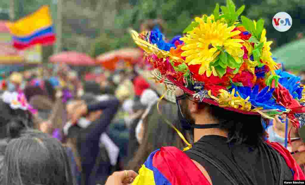 Sombreros y faldas coloridas son comunes en las fiestas y tradiciones colombianas. Esta vez, hicieron parte de las protestas pac&#237;ficas.