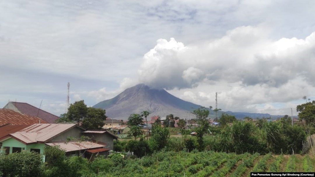Gunung Sinabung di Kabupaten Karo, Sumatera Utara, yang erupsi pada pukul 05.25 WIB, Rabu, 20 Januari 2021. (Foto: Pos Pemantau Gunung Api Sinabung)