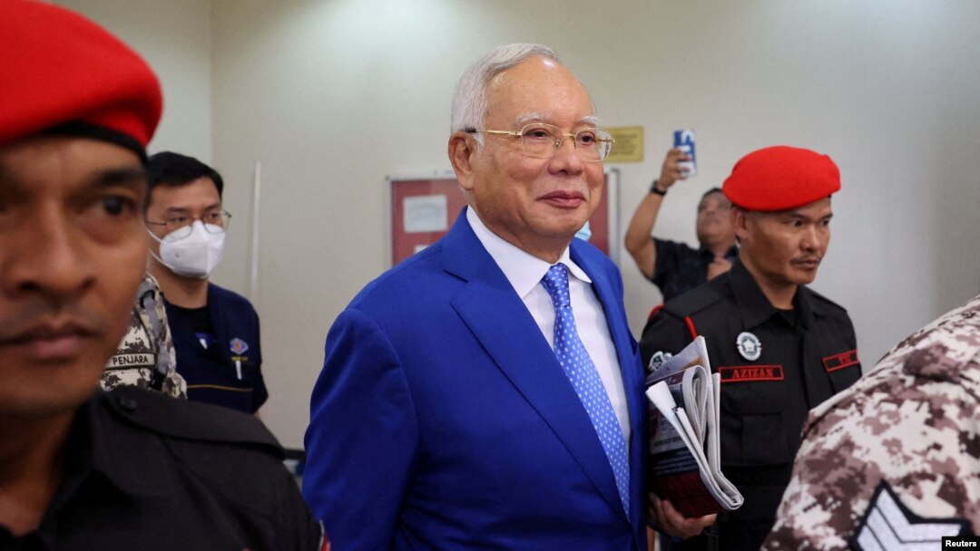 Cựu Thủ tướng Malaysia Najib Razak được lính nhà tù áp tải đến tòa án ở Kuala Lumpur