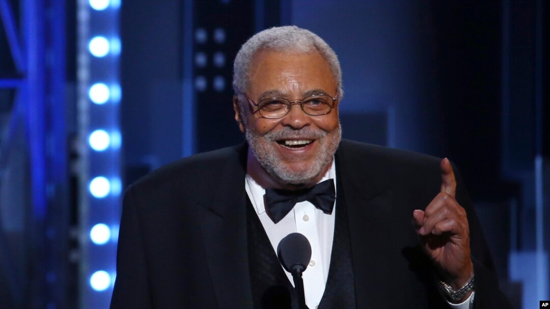 ARCHIVO: James-Earl-Jones acepta un premio Tony especial por logros de por vida el 11 de junio de 2017 en Nueva York.