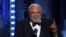 ARCHIVO: James-Earl-Jones acepta un premio Tony especial por logros de por vida el 11 de junio de 2017 en Nueva York.