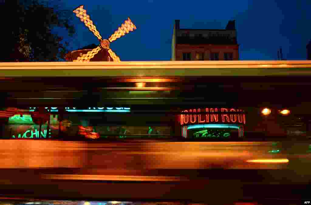 Sebuah foto Kabaret&nbsp; Moulin Rouge di Distrik Pigalle, Paris, Prancis. 