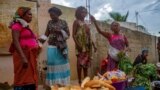 Mulheres zungueiras na praça do Avô Kumbi em Luanda, Angola