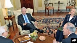 Bi.Clinton, mjumbe Mitchell, rais Abbass na waziri mkuu Benyamin Netanyahu wakifanya mazungumzo ya amani, mjini Washington.