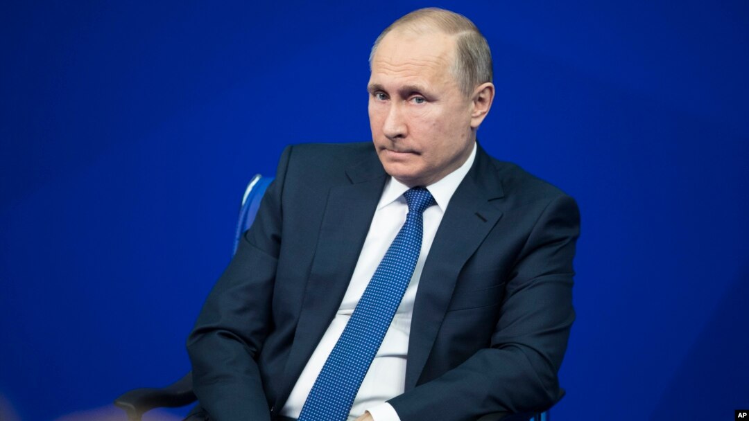 Tổng thống Nga Vladimir Putin lắng nghe các câu hỏi trong một buổi vận động tranh cử tại Moscow, Nga, ngày 30/1/2018.