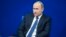 Tổng thống Nga Vladimir Putin lắng nghe các câu hỏi trong một buổi vận động tranh cử tại Moscow, Nga, ngày 30/1/2018.