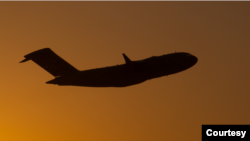 미군, 시리아에서 IS 수감자 이라크 이송 임무 완료 (미 중부사령부 X 계정) 