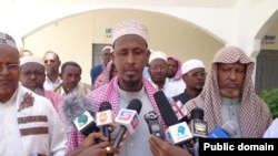 Qaar ka mid ah culimada go'aanka diiniga ah ka soo saartay magaalada Garoowe oo warbaahinta la hadlaya.           
