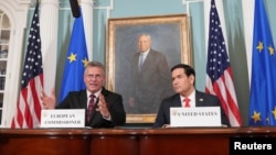 2026년 4월 24일 미국 워싱턴 D.C. 국무부에서 마르코 루비오 미국 국무장관과 마로시 셰프초비치 유럽연합(EU) 무역·경제안보 담당 집행위원이 양해각서(MOU) 서명식에 참석하고 있다.