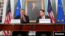 美国国务卿马尔科·卢比奥在国务院与欧盟贸易委员马罗斯·谢夫乔维奇出席谅解备忘录的签字仪式。（2026年4月24日）