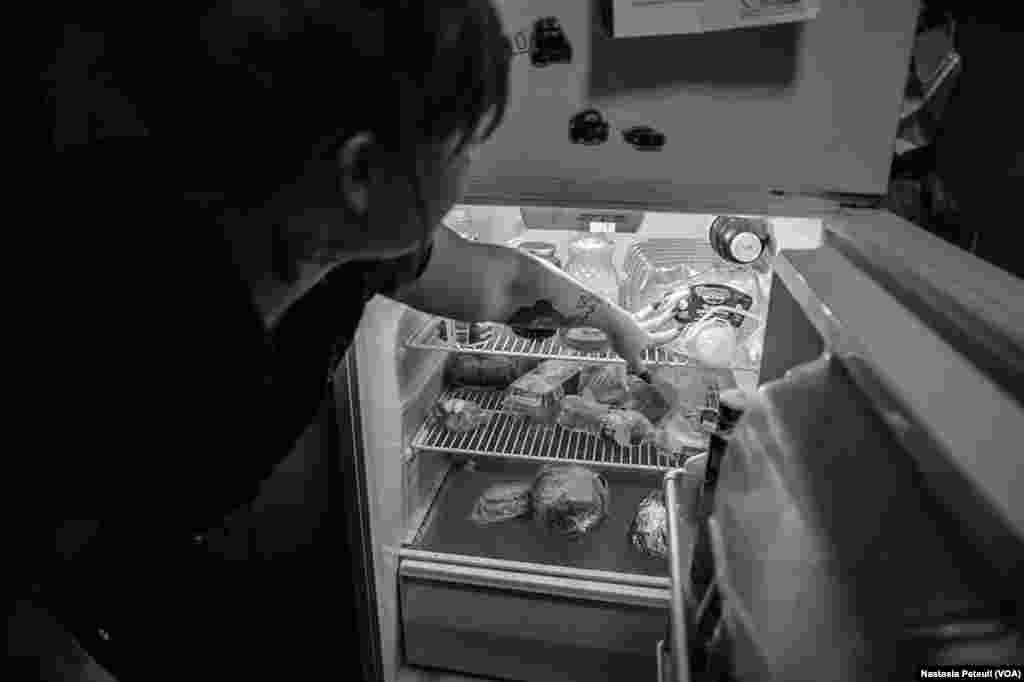 Une mère&nbsp;de famille, et ses deux enfants, garde une réserve d&#39;eau potable dans leur frigo à Flint. (VOA / Nastasia Peteuil)