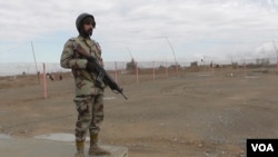 파키스탄 군인이 아프가니스탄 국경을 순찰하고 있다.