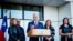 El canciller chileno, Heraldo Muñoz, recibió a los magistrados en el aeropuerto de Santiago y anunció que les ofrecerán asilo por dos años, así como apoyo financiero.