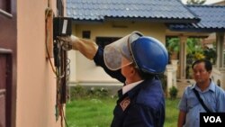 ພະນັກງານບໍລິສັດໄຟຟ້າລາວ ກຳລັງຕິດຕັ້ງມີເຕີ້ໃຫ້ແກ່ລູກຄ້າຄົນລາວຜູ້ນຶ່ງ