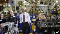 Presiden AS Barack Obama saat meninjau pabrik mesin otomotif Daimler Detroit Diesel di Redford, Michigan. (AP/Charles Dharapak)