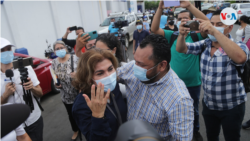 Periodistas nicaragüenses al salir de la Fiscalía, en Managua, tras ser involucrados en la supuesta investigación de lavado de dinero contra de la Fundación Violeta Barrios de Chamorro. Foto archivo VOA.