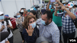 Periodistas nicaragüenses al salir de la Fiscalía, en Managua, tras ser involucrados en la supuesta investigación de lavado de dinero contra de la Fundación Violeta Barrios de Chamorro. [Foto archivo VOA].