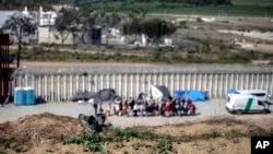 Zapatos abandonados cerca de la frontera entre Tijuana y San Diego, donde agentes de inmigración mexicanos ayudan a los migrantes en Tijuana, México, el martes 26 de septiembre de 2023.