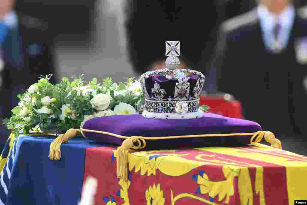 El ataúd de la reina Isabel II, adornado con un estandarte real y la Corona del Estado Imperial, es tirado por un carruaje de artillería a caballo real de la Tropa del Rey, durante una procesión desde el Palacio de Buckingham hasta el Palacio de Westminster, en Londres el 14 de septiembre de 2022. DANIEL LEAL/ REUTERS