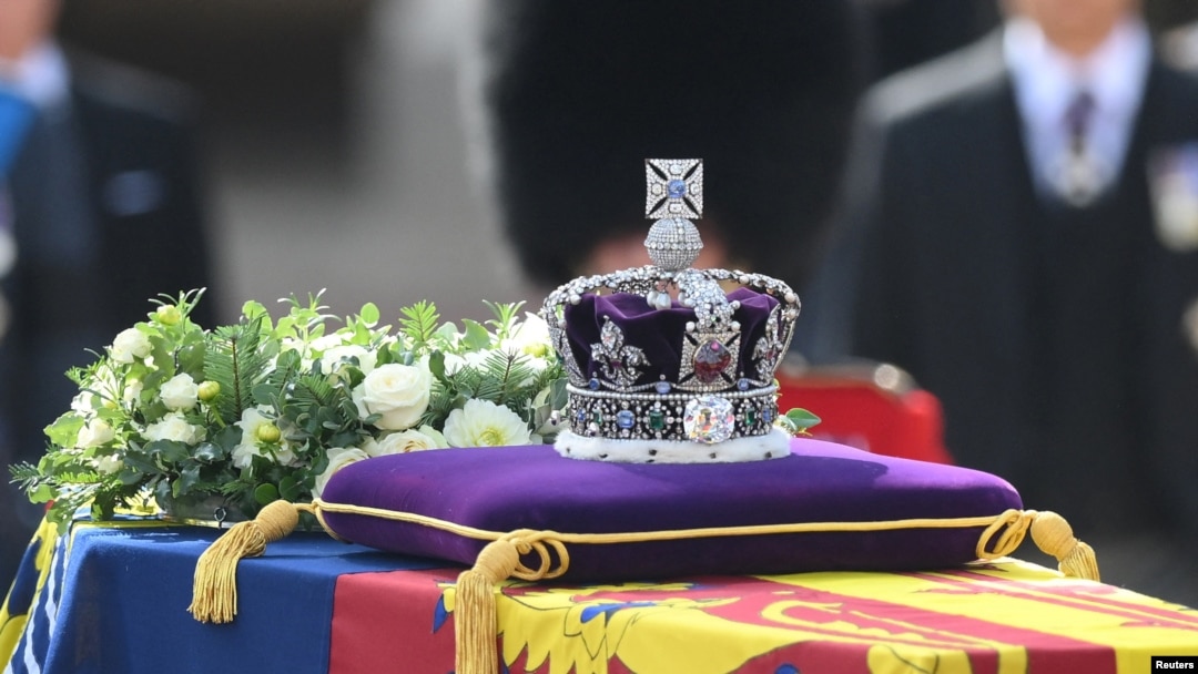 Kruna i venac na kovčegu u kom će biti sahranjena kraljica Elizabeta Druga