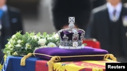 Kruna i venac na kovčegu u kom će biti sahranjena kraljica Elizabeta Druga