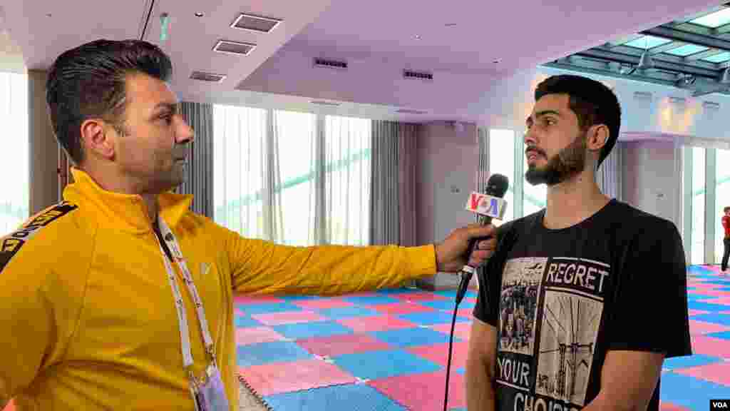 میلاد بیگی، عضو تیم ملی آذربایجان که به دلیل حضور در رده دوم رنکینگ جهانی، پیشتر سهمیه المپیک ۲۰۲۰ توکیو را کسب کرده، در حال انجام مصاحبه با علی عمادی خبرنگار ورزشی صدای آمریکا