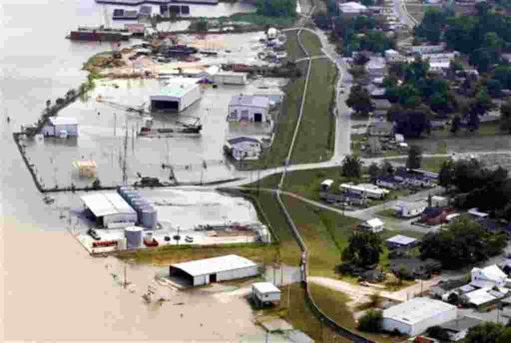 Edificios fuera de la protección del dique, a la izquierda, inundados en Morgan City, Luisiana, 12 de mayo 2011.