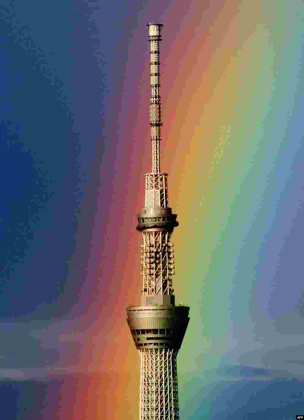 Sebuah pelangi besar tampak di belakang menara radio tertinggi di dunia "Tokyo Skytree" di Tokyo, Jepang.