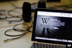 Wikipedia di sebuah laptop. (Foto: AP)