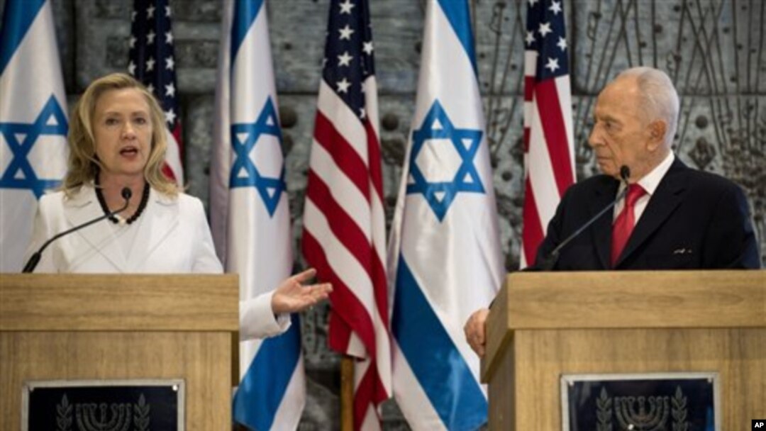 Presiden Israel Shimon Peres (kanan) dan Menlu AS Hillary Rodham Clinton (kiri) memberikan pernyataan kepada pers seusai pertemuan di kediaman Presiden Israel di Yerusalem (16/7).