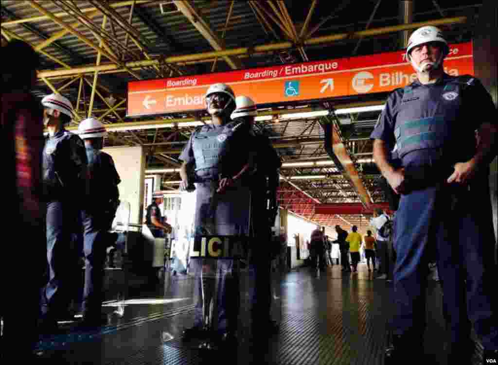 Agentes de força de choque na estação de metro Carrão em São Paulo, Brasil, Junho 12, 2014