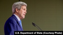 Waziri wa Mambo ya Nje wa Marekani, John Kerry akiongea na waandishi wa habari kwenye kituo cha kimataifa cha habari baada ya mkutano wa G7 Hiroshima, Japan.