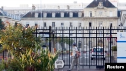 Pintu masuk rumah sakit militer di Saint-Mande, Paris barat, 19 September 2014 (Foto: dok). Pihak berwenang Perancis menangkap mantan pekerja magang di Rumah Sakit terbesar di Marseille, La Timone atas dugaan konspirasi kriminal terkait dengan sebuah kelompok teroris.(30/12).