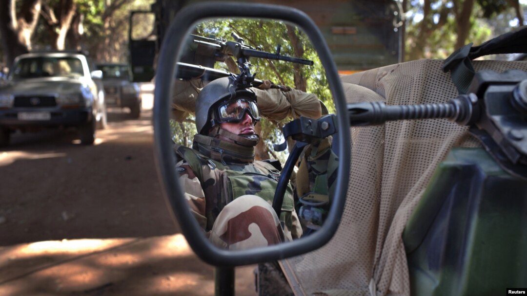 Một binh sĩ Pháp chạy trên chiếc xe jeep quân sự trong thành phố Niono, Mali, 20/1/13