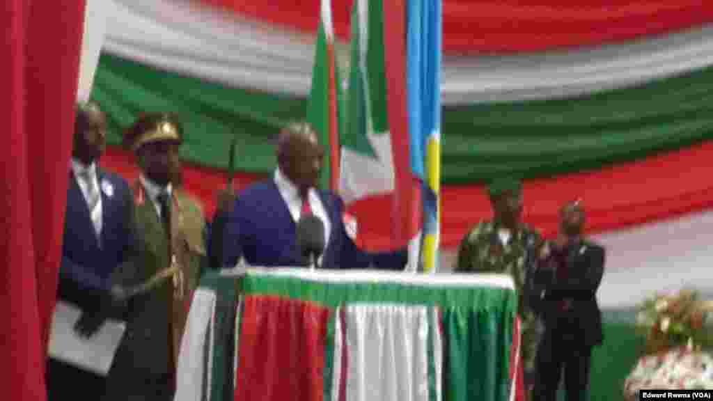 Le président burundais réélu Pierre Nkurunziza prête serment auprès de la Cour constitutionnelle à Bujumbura, Burundi, 20 aout 2015